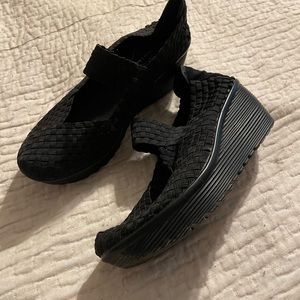 Black woven stretch wedge shoes